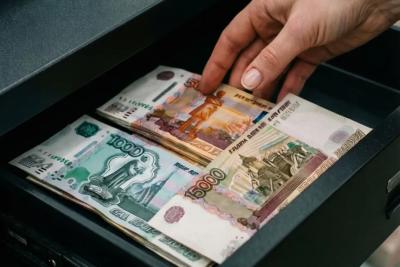 Директора магазина из Самарской области заставили заплатить 50 тысяч рублей за то, что она воровала деньги: что произошло