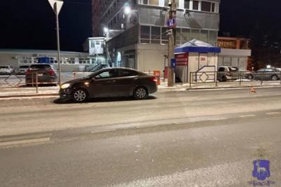 В Самаре под колеса автомобиля попал мужчина, который шел по дороге, нарушая правила