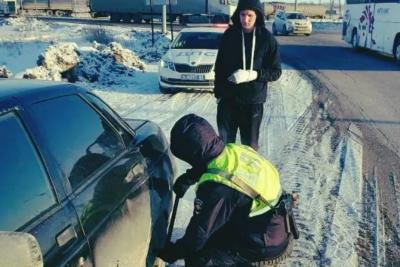 Под Самарой на морозе застрял водитель со сломанной рукой, в машине которого ехал ребенок: что произошло