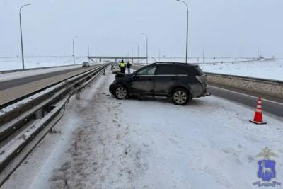 На Обходе Тольятти иномарка врезалась в ограждение, пострадали взрослый и ребенок - фото