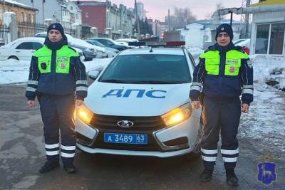 В Самаре полицейские оперативно доставили в больницу водителя, у которого случился гипертонический криз - последние новости