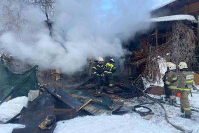 В Самаре почти 2 часа тушили горящее здание на улице Ленинской: что произошло