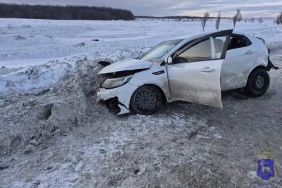 Женщина на легковушке столкнулась в лоб с грузовиком на трассе Р-229 в Самарской области