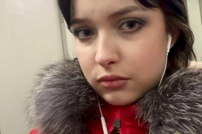 В Самаре ищут высокую девочку с вьющимися волосами в красной куртке: что произошло