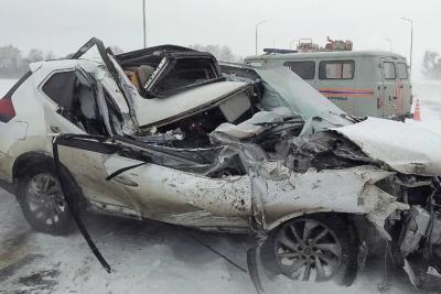 На Обходе Тольятти спасатели освободили женщину из кроссовера, который врезался в стоящий грузовик - фото