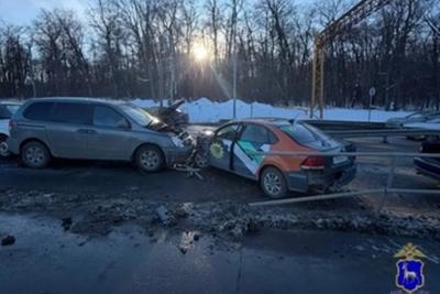 В Самаре водитель на каршеринговом &laquo;Фольксвагене&raquo; устроил аварию с минивэном и внедорожником - фото