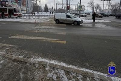 В Самаре на пешеходном переходе под колеса универсала попала женщина