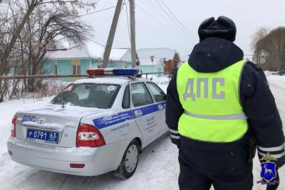 В Самарской области иностранный гражданин пытался дать взятку полицейским, оставив деньги в подстаканнике патрульного автомобиля - фото