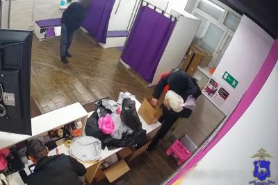 В Тольятти пятеро воров украли из пункта выдачи заказов маркетплейса золото на 350 тысяч рублей - появились подробности