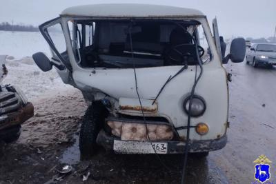 В Самарской области &laquo;Шеви Нива&raquo; врезалась в &laquo;буханку&raquo; - фото