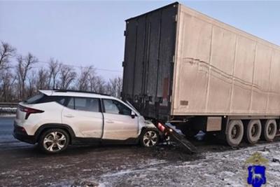 В Самарской области пострадала водитель &laquo;Москвича&raquo;, который врезался в КАМАЗ: что произошло