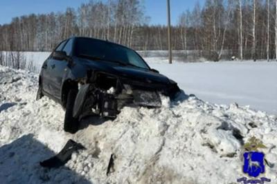 В Самарской области пострадал водитель &laquo;Гранты&raquo;, которая влетела в снежный вал - фото