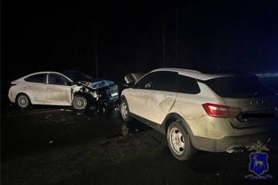 Три человека пострадали в лобовом столкновении двух легковушек под Тольятти - фото