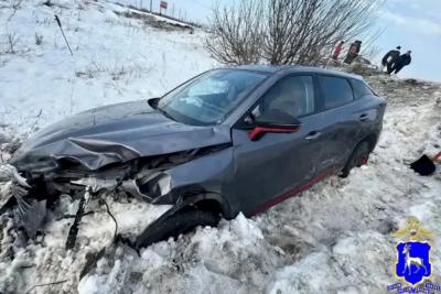 В Самарской области китайский кроссовер вылетел с дороги, ударившись о &laquo;Калину&raquo; - фото