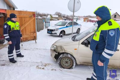 В Самарской области пенсионер на &laquo;Калине&raquo; отправил Скорую помощь в кювет и скрылся: что известно на данный момент