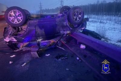 В Самаре водитель LADA Niva попала в больницу, врезавшись в Infiniti и металлическое ограждение: что известно на данный момент