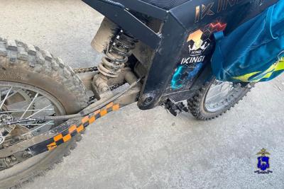 В Самаре 12-летний ребенок на электромопеде сбил 8-летнего и врезался в автомобиль