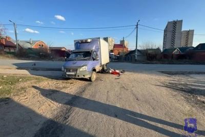 В Тольятти грузовой фургон сбил двух подростков на мотоцикле