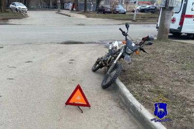 В Самаре в больницу попал 30-летний водитель мопеда, уходя от столкновения с Lada Granta