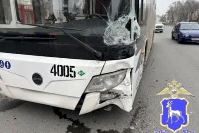 В Самаре кроссовер врезался в автобус - последние новости