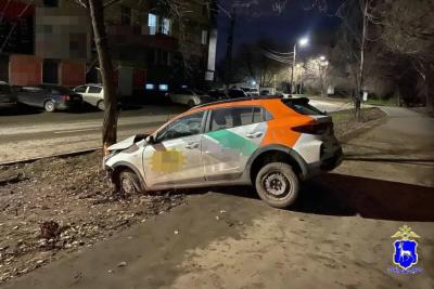 В Самаре ночью водитель на каршеринговой иномарке врезался в дерево: что произошло