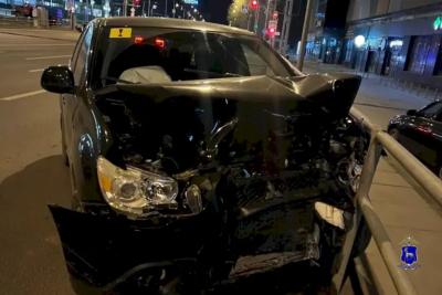 В Самаре кроссовер &laquo;Митсубиси&raquo; врезался в &laquo;Гранту&raquo; и отлетел в дорожное ограждение: что произошло