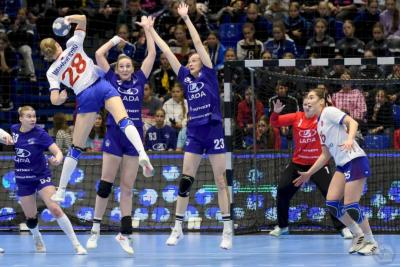 Гандбольная &laquo;Лада&raquo; дома проиграла второй матч серии плей-офф