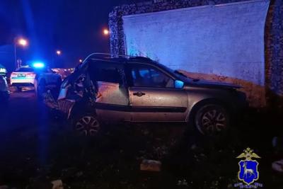 В Тольятти &laquo;Гранта&raquo; врезалась в столб и в здание кафе: что известно на данный момент