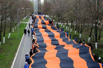 В Самаре  развернули 300-метровую георгиевскую ленту, которая побывала у стен &laquo;Азовстали&raquo; в Мариуполе