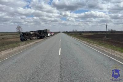 Грузовую ГАЗель опрокинуло ветром на трассе в Самарской области: что произошло