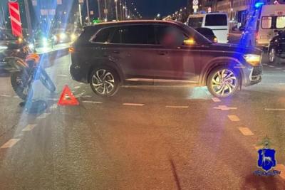В Самаре 16-летний подросток попал в больницу, врезавшись на мотоцикле в Geely