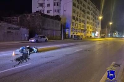 В Самаре пьяный водитель мопеда врезался в припаркованный автомобиль: что известно на данный момент