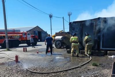 На зернотоке в Самарской области загорелись два вагончика - последние новости