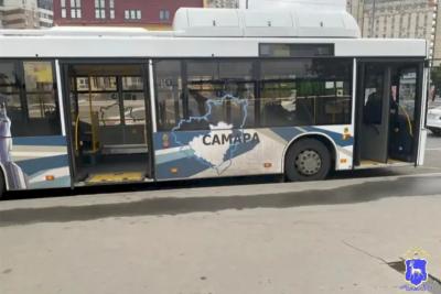 В Самаре пассажирка выпала из движущегося автобуса: что известно на данный момент