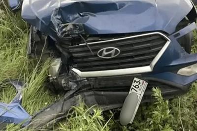 На автодороге в Самарской области Hyundai Creta вылетела в кювет, врезавшись в дорожный знак: что произошло