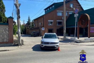 В Самаре кроссовер сбил женщину, которая стояла на дороге, не собираясь ее переходить