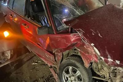 В Самаре 19-летний водитель вазовской легковушки оказался в больнице, врезавшись в Volkswagen