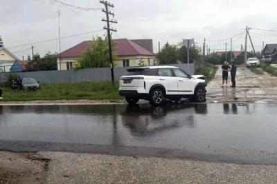 В Самарской области пострадала водитель &laquo;Весты&raquo;, вылетев с дороги после удара о кроссовер &laquo;Джейку&raquo;: что произошло