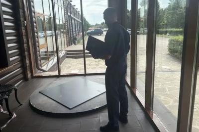 В Самарской области на 3-летнего ребенка упала столешница в загородном парк-отеле
