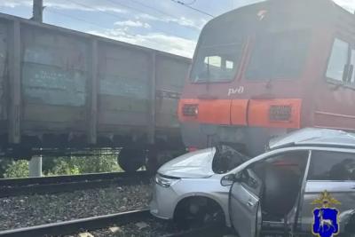 В Самарской области в столкновении с поездом погиб пассажир кроссовера - последние новости