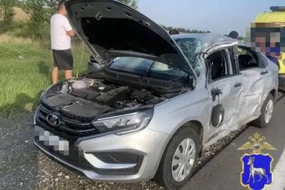 Под Самарой легковушка влетела в грузовик, пострадала девушка - последние новости