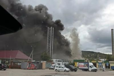 В Самарской области 49 человек тушат пожар в магазине стройматериалов - фото