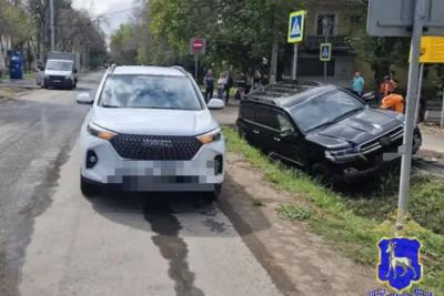 В Самаре японский внедорожник вылетел с дороги, ударившись о китайский кроссовер