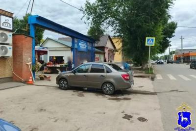 В Самарской области водитель не поставила машину на тормоз и сбила пенсионера на тротуаре: что известно на данный момент