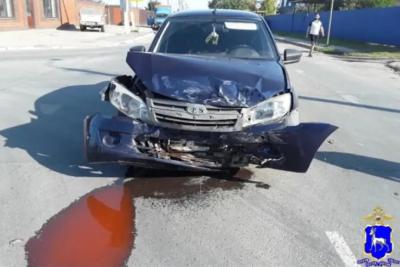 В Самарской области на перекрёстке LADA Granta протаранила Renault Sandero - появились подробности