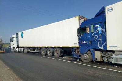 В Самарской области на трассе М-5 столкнулись два грузовика и &laquo;Шеви Нива&raquo;