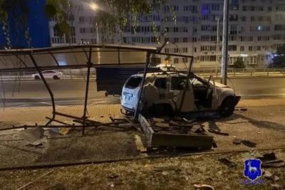 В Самаре пьяный водитель на легковушке снес остановку у метро - фото