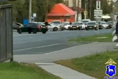 В Тольятти автомобили свадебного кортежа дрифтовали и двигались задом по улице Коммунстической: что известно на данный момент