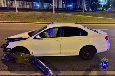 В Самаре 21-летний водитель на Volkswagen Jetta протаранил металлическое ограждение