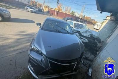 В Самаре Lexus отлетел в гараж, ударившись о Skoda - появились подробности